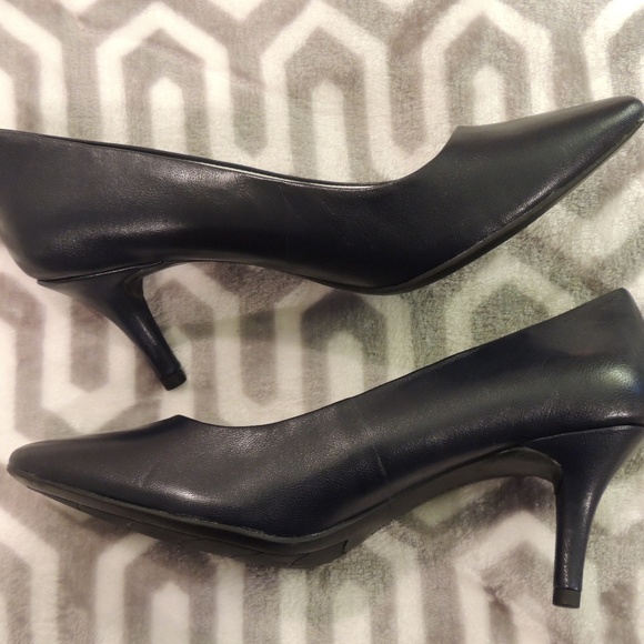 bandolino navy pumps